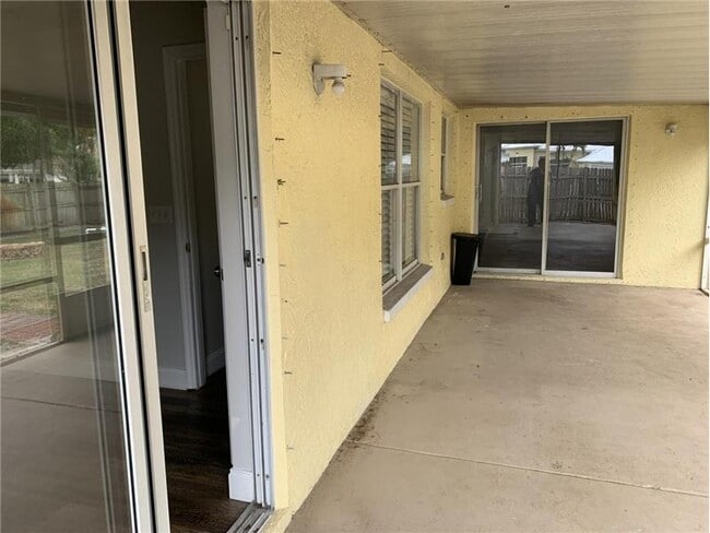 Building Photo - 998 SW N Globe Ave