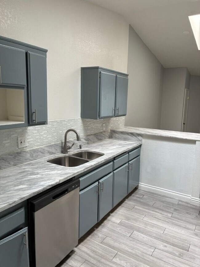 Building Photo - 1 Bedroom Condo with Fireplace, Private Patio, Pool Access & Washer/Dryer Included