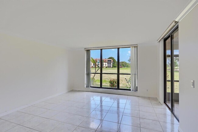 Building Photo - 5390 Woodland Lakes Dr