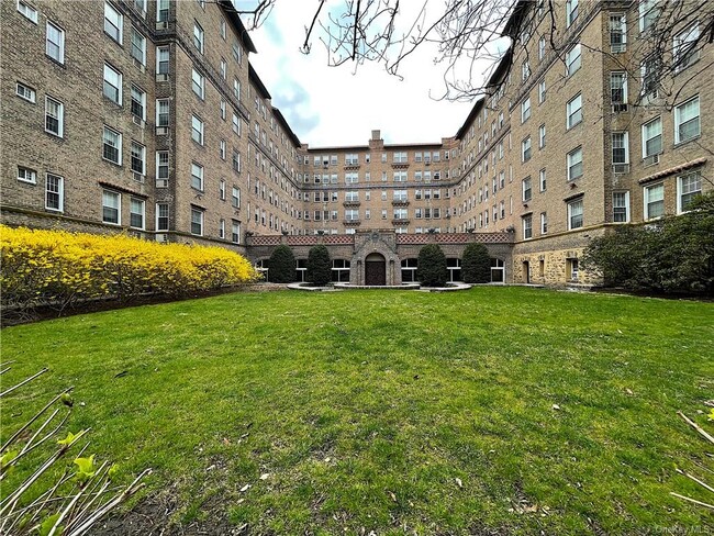 Building Photo - 14 N Chatsworth Ave