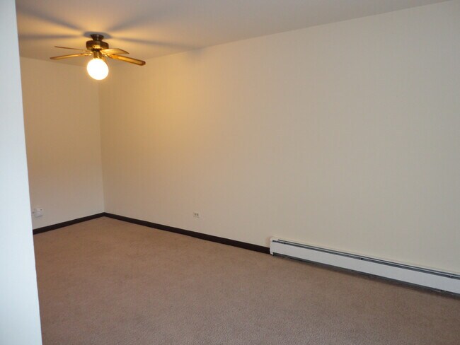 Building Photo - 1446 Carriage Ln