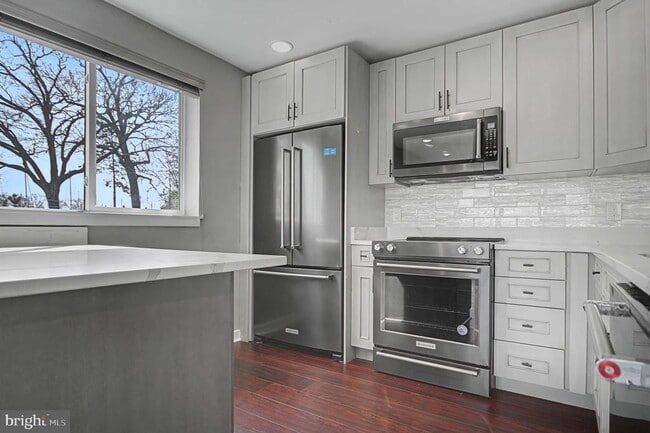 Building Photo - 768 Fairview Ave