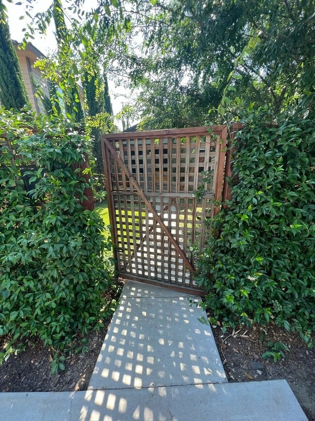 Building Photo - Walk to Campus From This Cute 2 Bedroom Back House