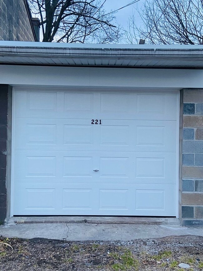 Building Photo - 3 Bedroom House, Garage-York City SD