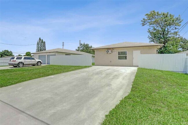 Building Photo - 2120-2122 Thomas St # 2122 HOLLYWOOD, FL 33020