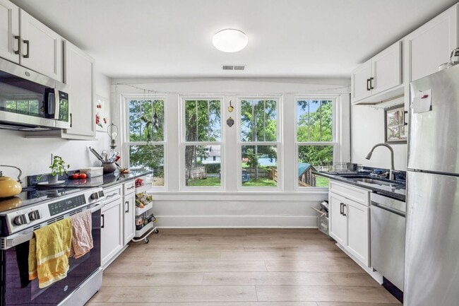Building Photo - Charming Renovated 2BR/1BA Duplex in 1940s...