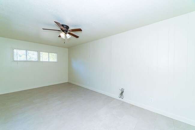 Building Photo - Charming 3-Bedroom