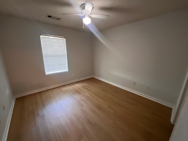 Building Photo - Center 628-630