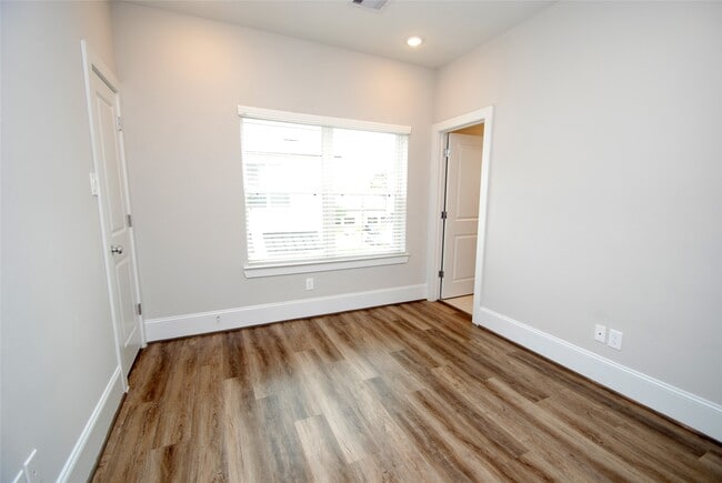 Building Photo - 1270 N Post Oak Rd