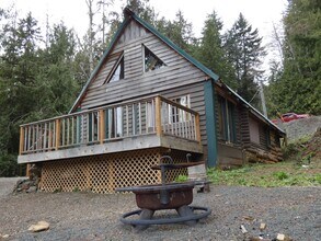 Building Photo - APPLICATION PENDING - **Charming Cabin**