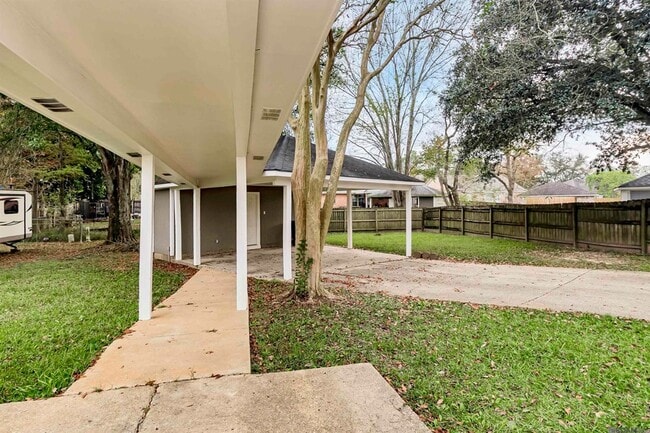 Building Photo - 15146 Cocodrie Ave