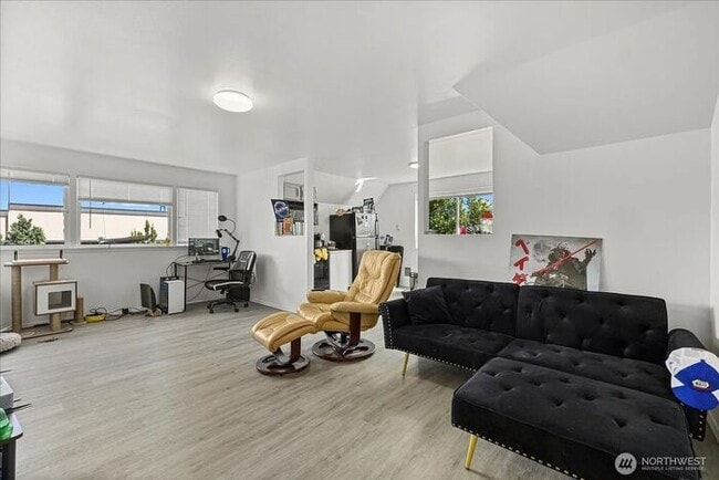 Building Photo - Nice 1 Bed, 1 Bath Upper Unit in Tacoma's ...