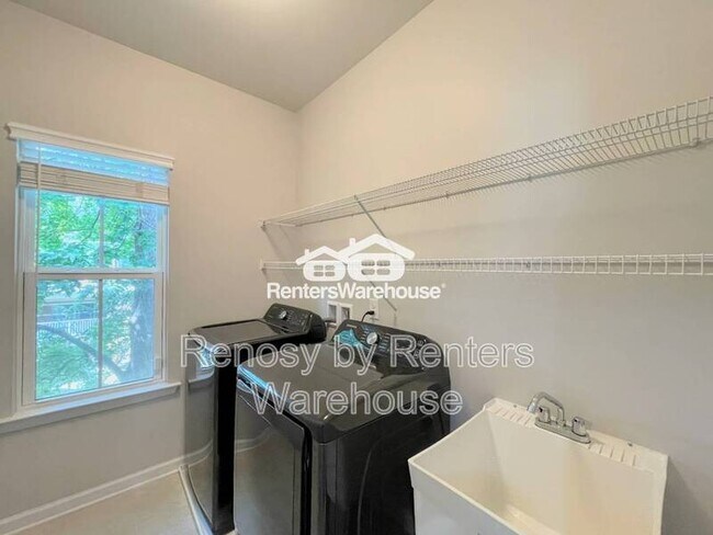 Building Photo - 521 Charles Porteus Ln