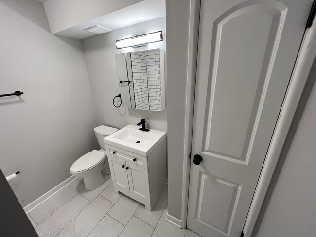 Building Photo - 4801 N Ridgeway Ave