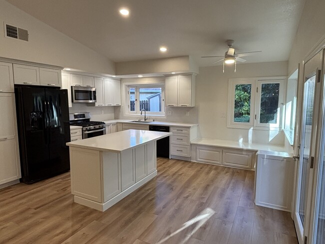 Building Photo - 34 Alvares Ct