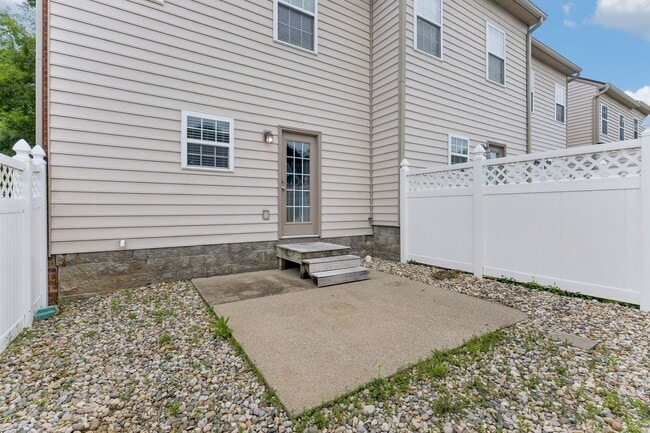 Building Photo - Beautifully maintained 3-bedroom, 2-bath townhome in Nashville’s highly desirable Lennox Village