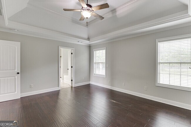 Building Photo - 323 Deer Run Dr