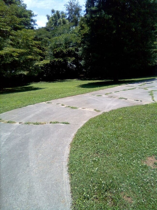 Building Photo - Knoxville 37918 - Beautiful 3 bedroom, 1.5 bath, brick rancher - Call Sharon Arnwine (865) 313-7215