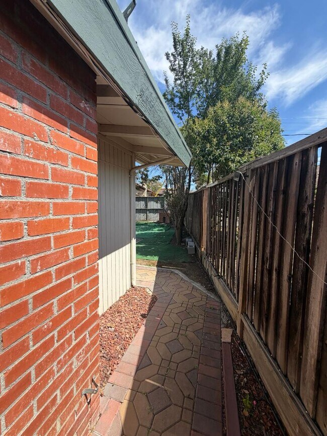 Building Photo - 10670 Minette Dr