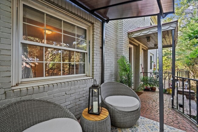 Building Photo - Downtown Townhouse Available 1 Nov 25!