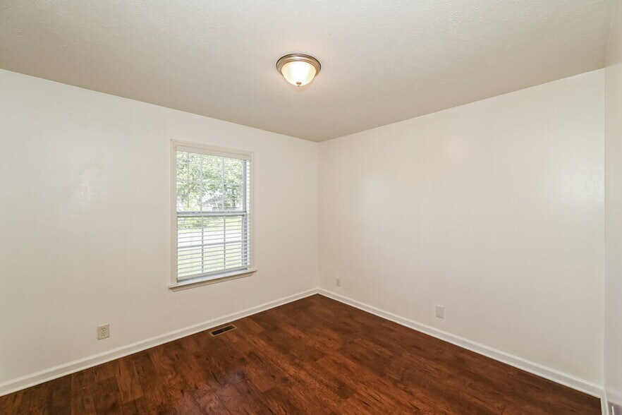 Building Photo - 4936 Deerhaven Dr