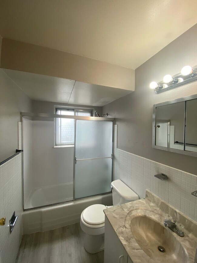 Building Photo - Updated 2 Bed 1 Bath in Florissant