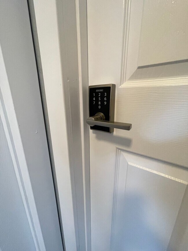 Building Photo - BACK-TO-SCHOOL SPECIAL!  Move in with just a $500 Security Deposit! Private Furnished Bedroom Acr...