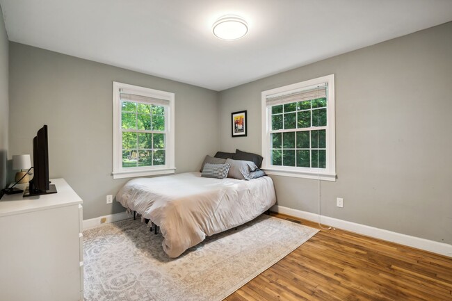 Building Photo - Available Early August! Beautiful 3-bedroo...