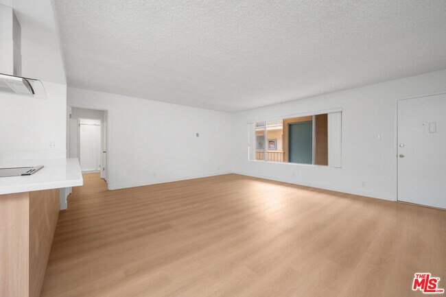 Building Photo - 833 5th St