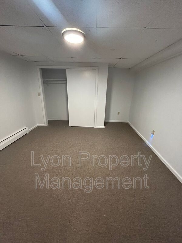 Building Photo - 1495 Ten Rod Rd