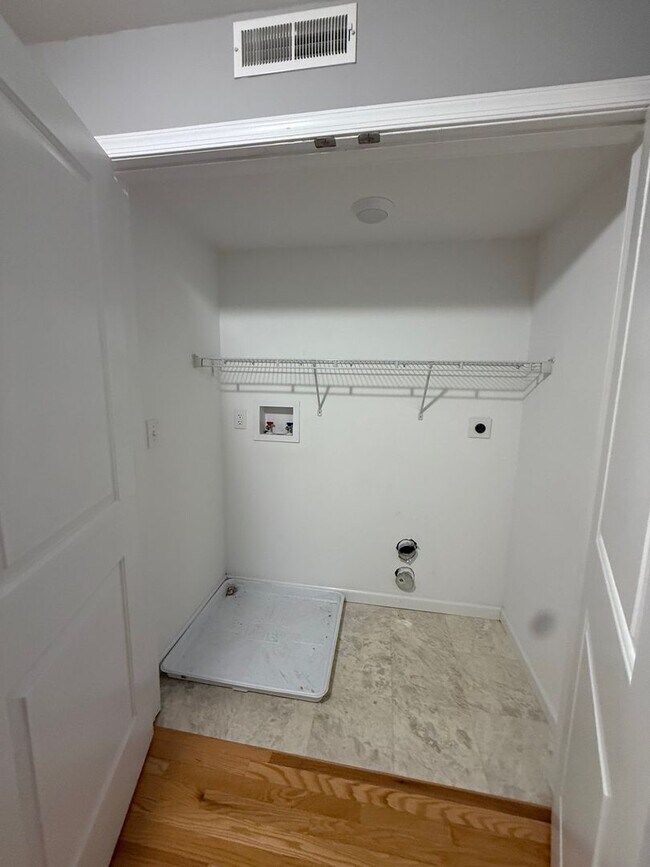 Building Photo - Beautifully Renovated 2 bedroom home with ...