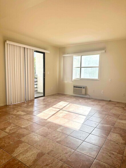 Building Photo - 255 Loma Dr