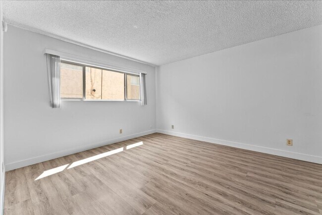 Building Photo - 17424 Burbank Blvd