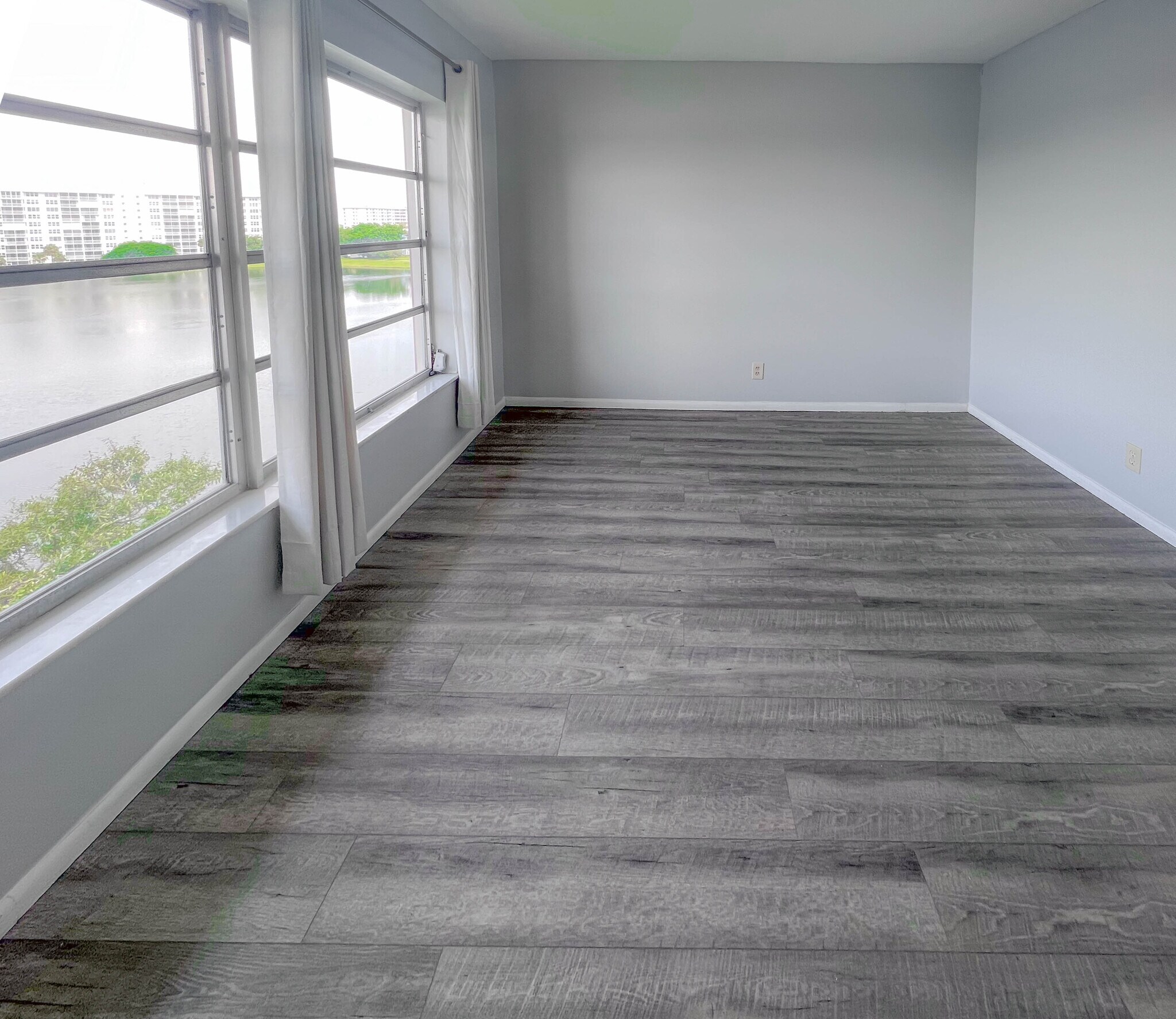 Building Photo - 2801 N Palm Aire Dr