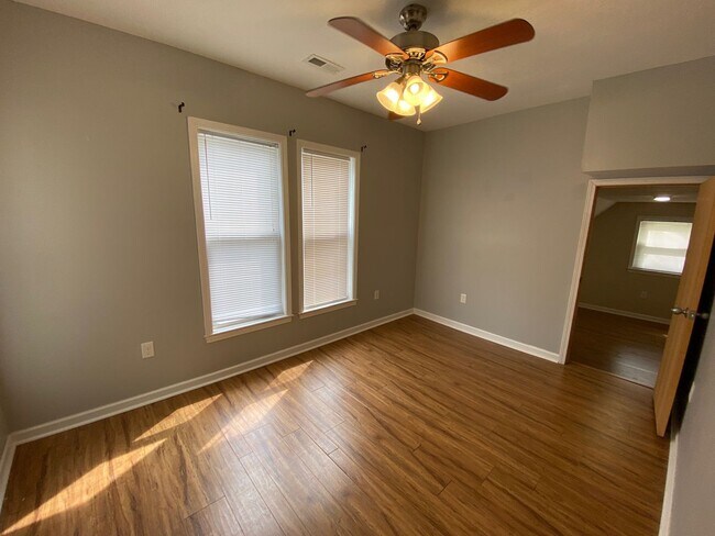 Building Photo - 2513 Deming Ave