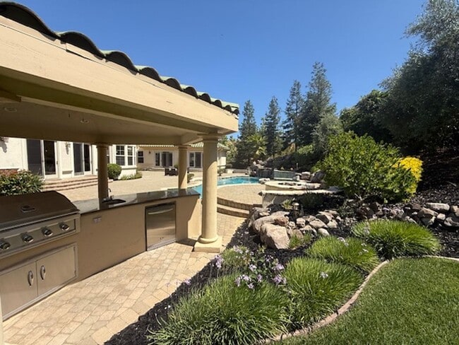 Building Photo - Luxury Two-Story 4BD/4.5BA Home, Located i...