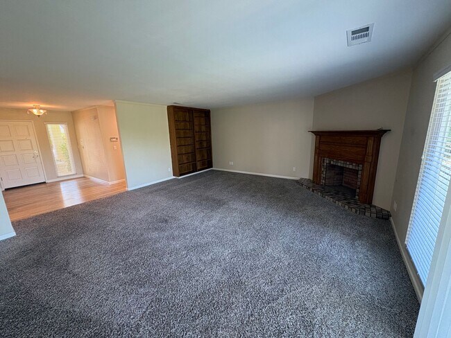 Building Photo - Beautiful Home with solar Rent Ready!