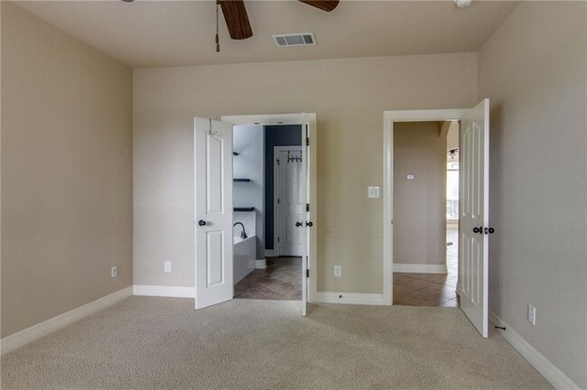 Building Photo - 15400 Interlachen Dr