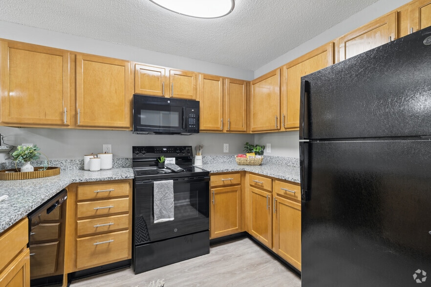 The Glens 1BR, 1BA - 838SF - Kitchen - Cushendall Commons
