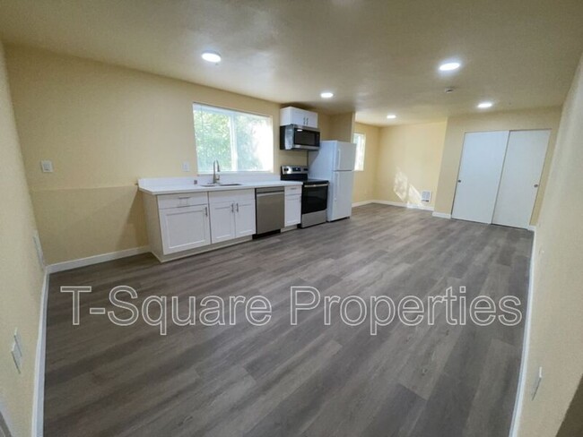 Building Photo - 7041 S 116th Pl