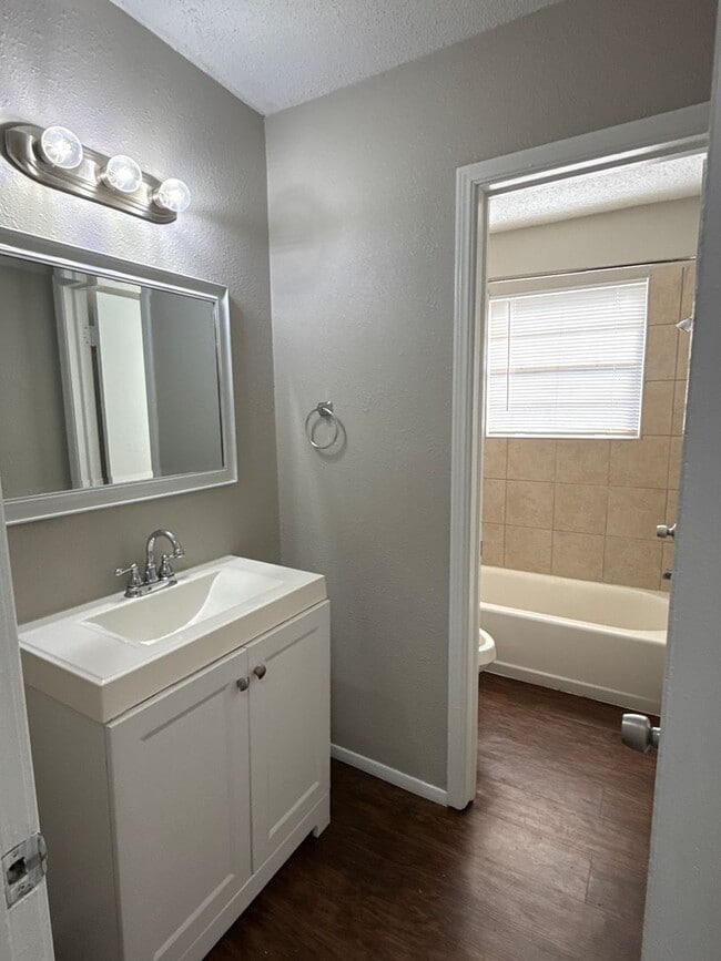 Building Photo - Start the year off in this charming 3 bed, 2 bath Broken Arrow home!