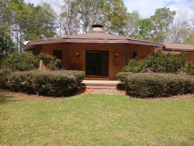 Building Photo - Charming 4BR/2.5BA Retreat on 2 Acres-Available Now!