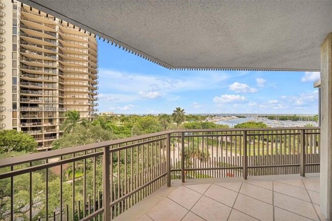 Building Photo - 2901 S Bayshore Dr