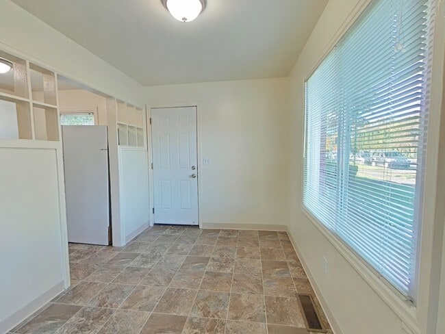 Building Photo - WINTER SPECIAL ~ $920 OFF FIRST MONTH RENT