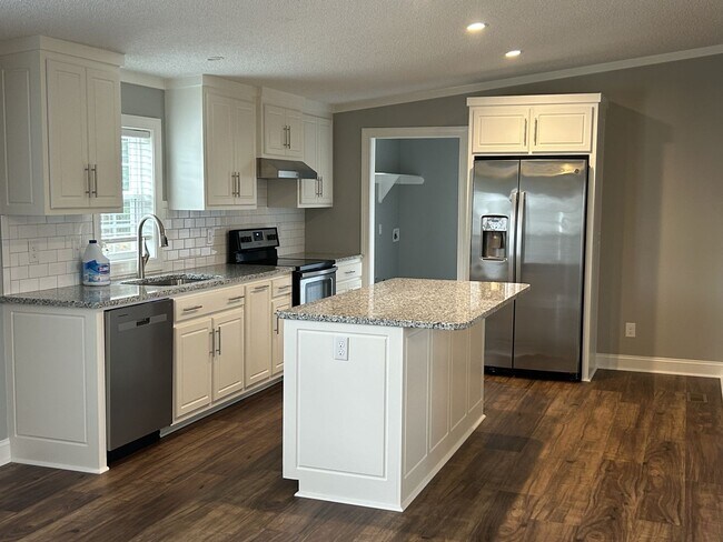 Building Photo - Home in quaint Bailey, NC