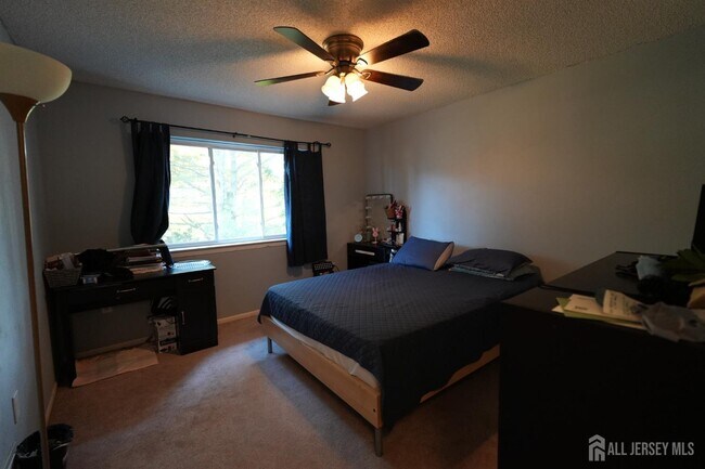Building Photo - 151 Tennyson Dr