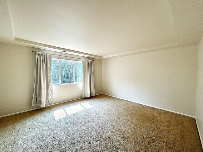 Building Photo - Beautifully appointed 4-Bedroom 2-bathroom...