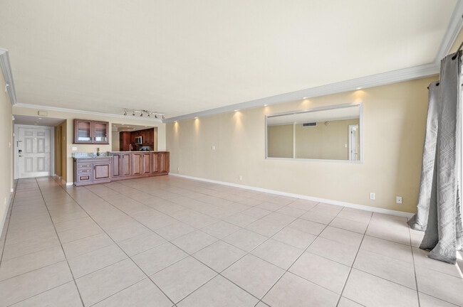 Building Photo - 995 N Hwy A1A