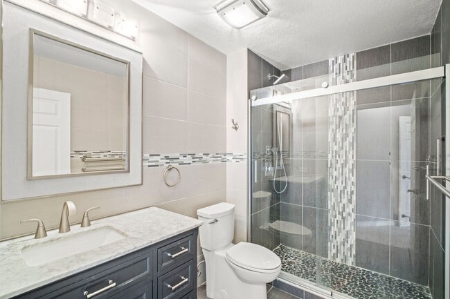 Building Photo - Fully renovated 2 bedrooms 2 baths Condo i...
