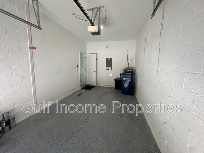 Building Photo - 10340 Oakside Dr